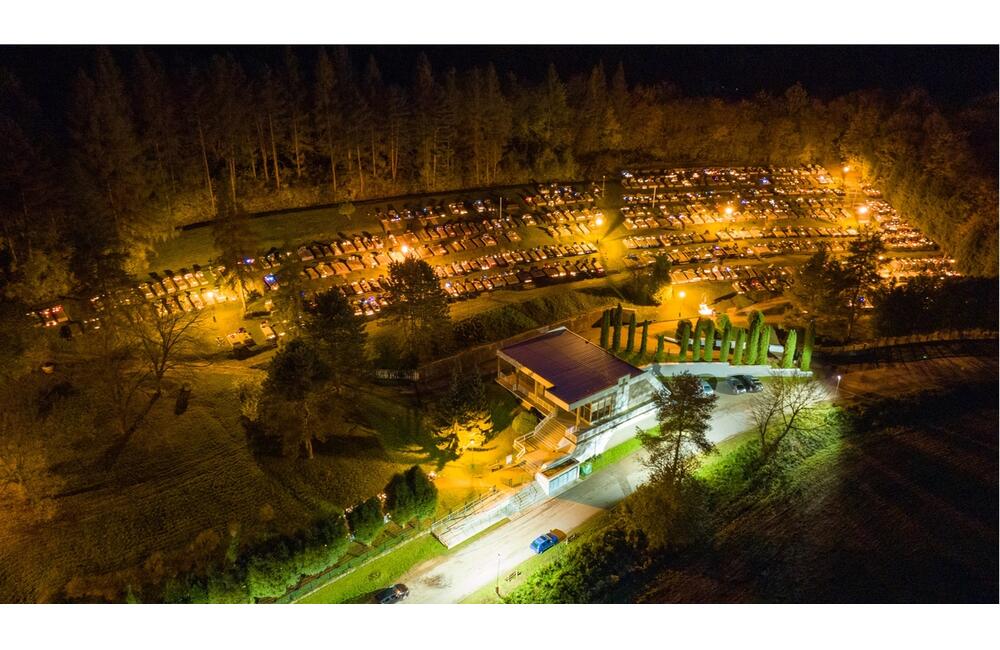 FOTO: Dušičky z výšky. Takto to vyzerá na cintorínoch v okolí Trenčína v týchto dňoch, foto 13