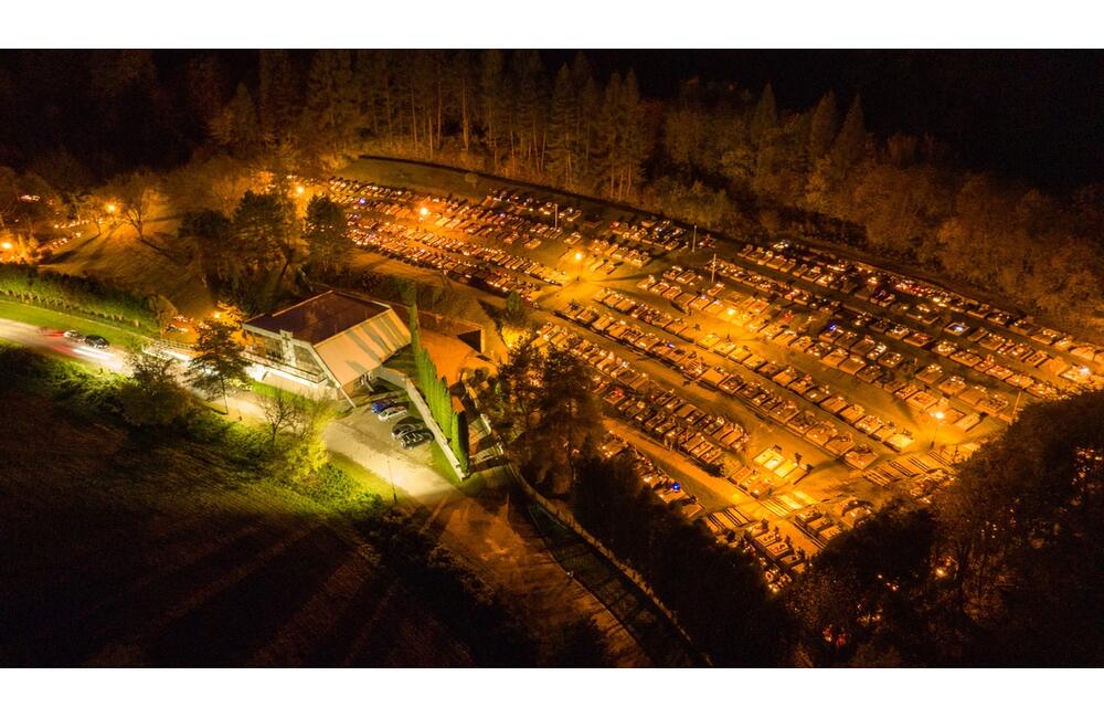 FOTO: Dušičky z výšky. Takto to vyzerá na cintorínoch v okolí Trenčína v týchto dňoch, foto 14