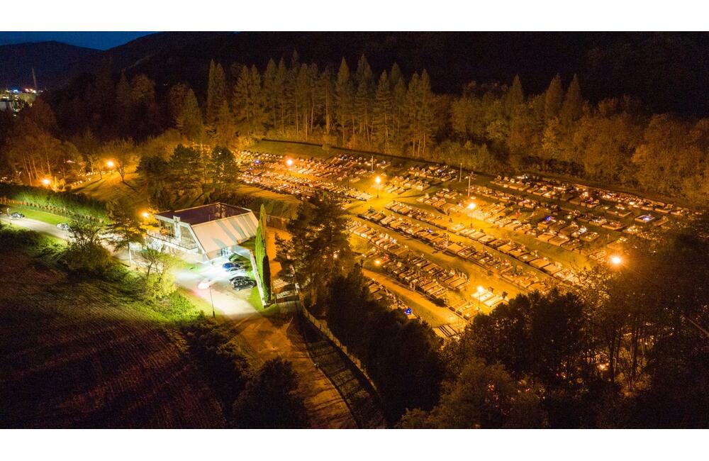 FOTO: Dušičky z výšky. Takto to vyzerá na cintorínoch v okolí Trenčína v týchto dňoch, foto 15