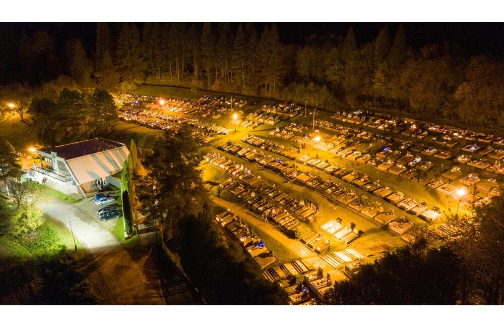 FOTO: Dušičky z výšky. Takto to vyzerá na cintorínoch v okolí Trenčína v týchto dňoch, foto 16