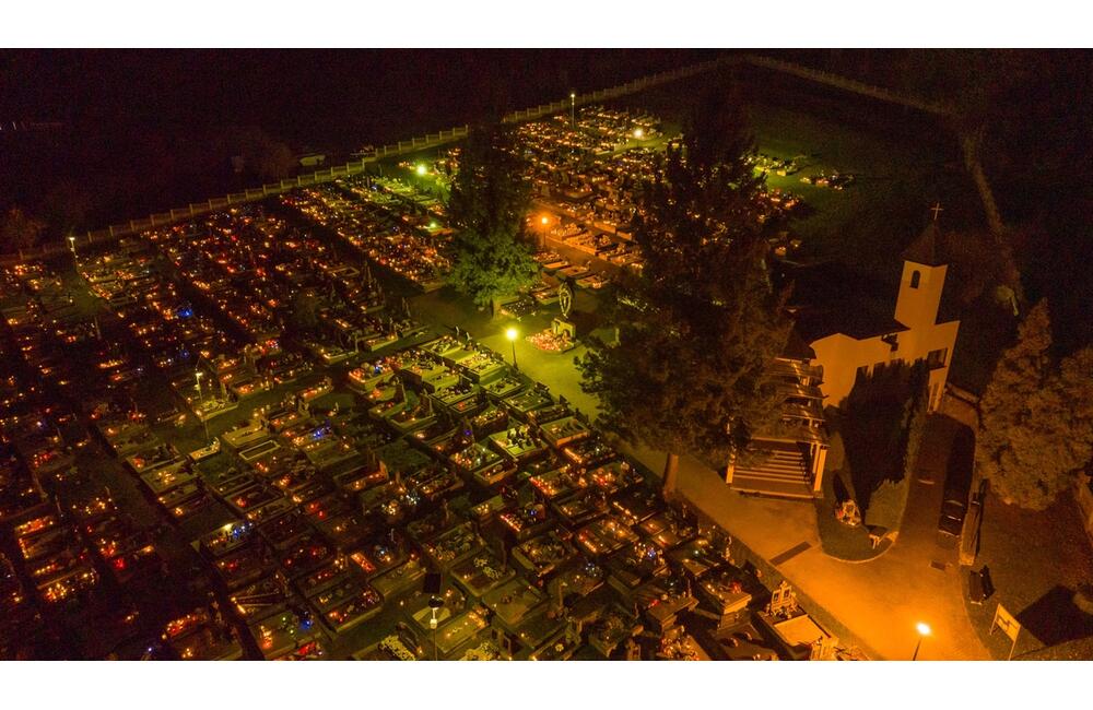 FOTO: Dušičky z výšky. Takto to vyzerá na cintorínoch v okolí Trenčína v týchto dňoch, foto 17