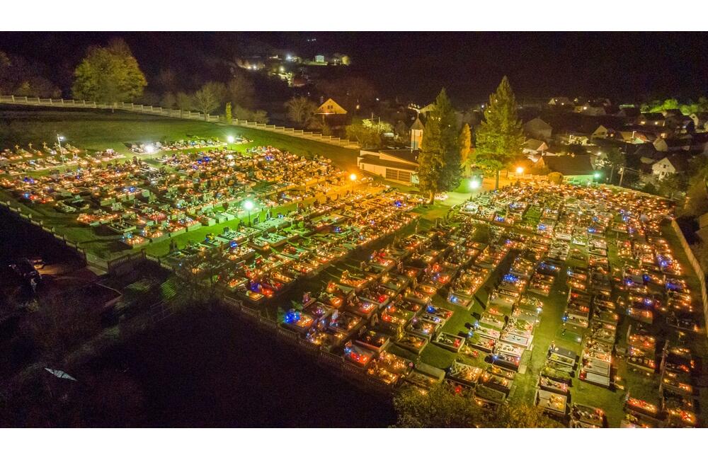 FOTO: Dušičky z výšky. Takto to vyzerá na cintorínoch v okolí Trenčína v týchto dňoch, foto 18