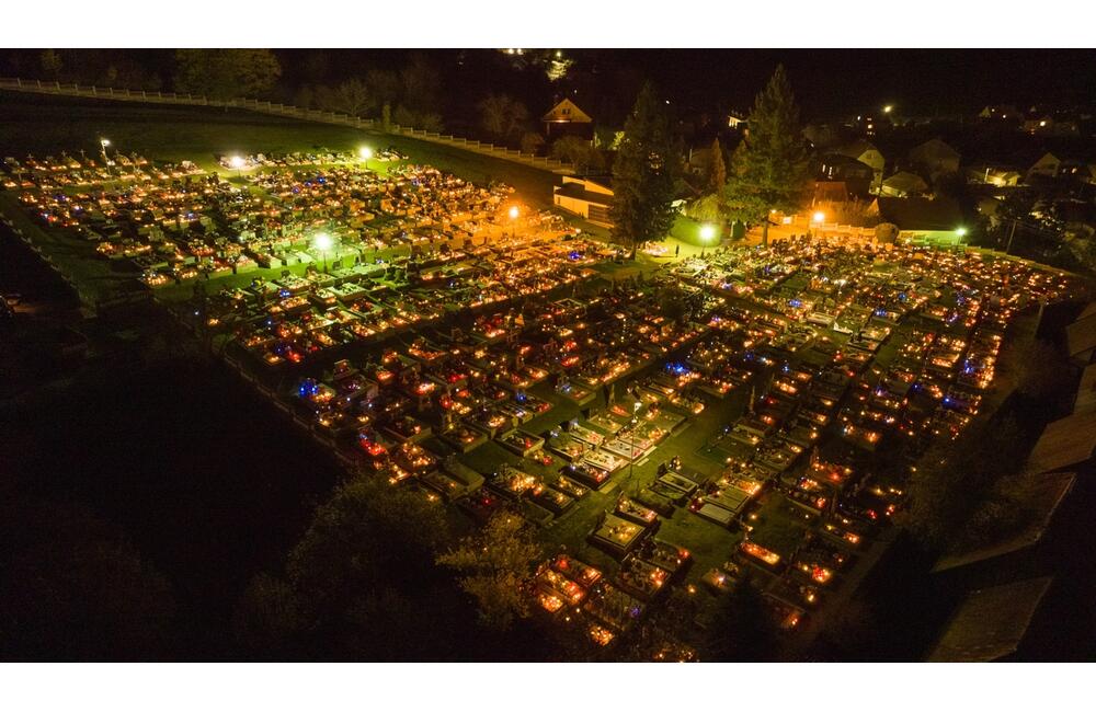 FOTO: Dušičky z výšky. Takto to vyzerá na cintorínoch v okolí Trenčína v týchto dňoch, foto 19