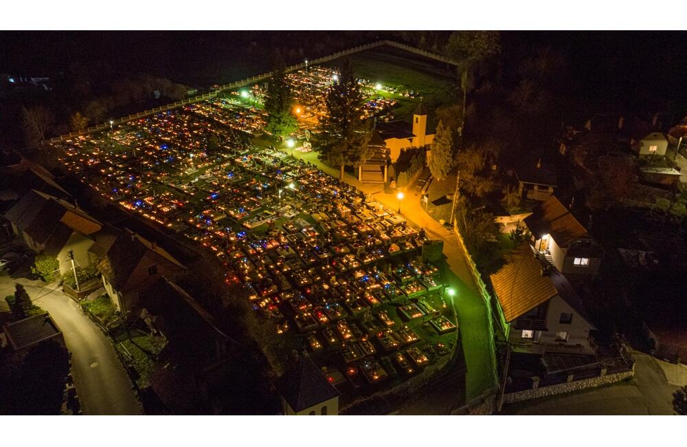 FOTO: Dušičky z výšky. Takto to vyzerá na cintorínoch v okolí Trenčína v týchto dňoch, foto 20