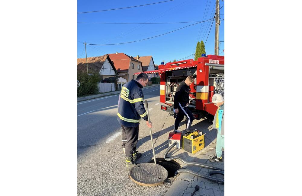 FOTO: V Horovciach sa opäť dymilo z kanalizácie. Dobrovoľní hasiči si posvietili na vodu dovádzanú zo striech, foto 1