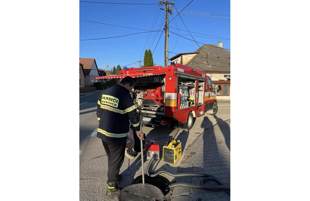 FOTO: V Horovciach sa opäť dymilo z kanalizácie. Dobrovoľní hasiči si posvietili na vodu dovádzanú zo striech, foto 2