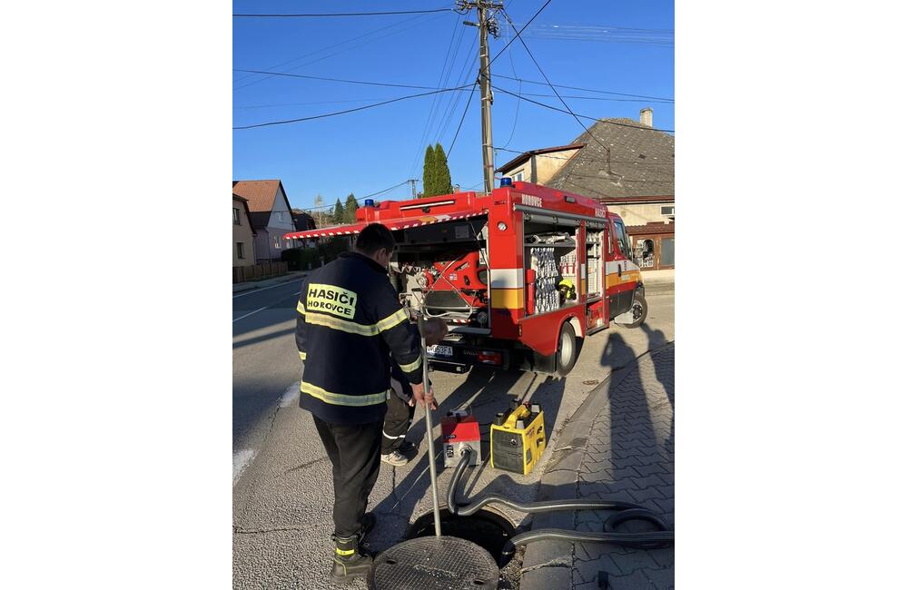 FOTO: V Horovciach sa opäť dymilo z kanalizácie. Dobrovoľní hasiči si posvietili na vodu dovádzanú zo striech, foto 3