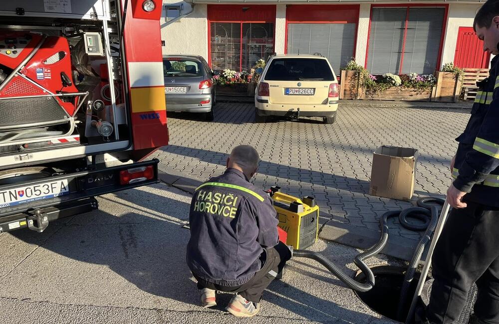 FOTO: V Horovciach sa opäť dymilo z kanalizácie. Dobrovoľní hasiči si posvietili na vodu dovádzanú zo striech, foto 4