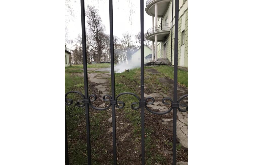 FOTO: V Horovciach sa opäť dymilo z kanalizácie. Dobrovoľní hasiči si posvietili na vodu dovádzanú zo striech, foto 5