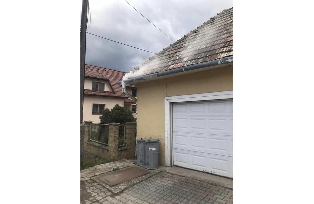FOTO: V Horovciach sa opäť dymilo z kanalizácie. Dobrovoľní hasiči si posvietili na vodu dovádzanú zo striech, foto 6