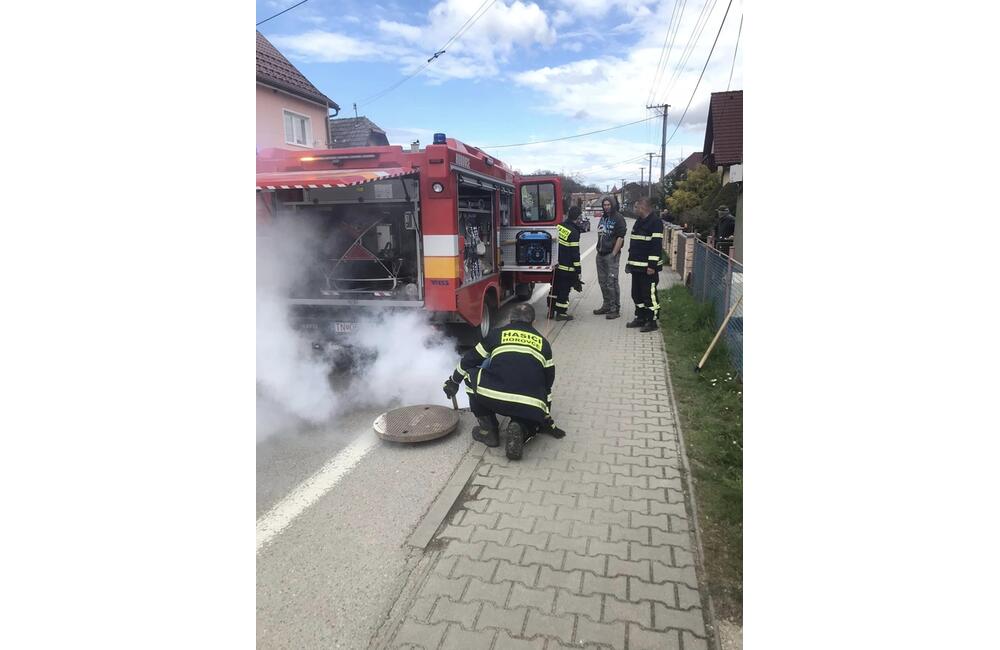 FOTO: V Horovciach sa opäť dymilo z kanalizácie. Dobrovoľní hasiči si posvietili na vodu dovádzanú zo striech, foto 7