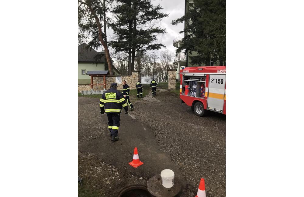 FOTO: V Horovciach sa opäť dymilo z kanalizácie. Dobrovoľní hasiči si posvietili na vodu dovádzanú zo striech, foto 8