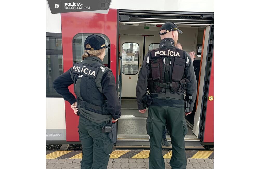 FOTO: Polícia posilňuje vlakové kontroly , foto 2