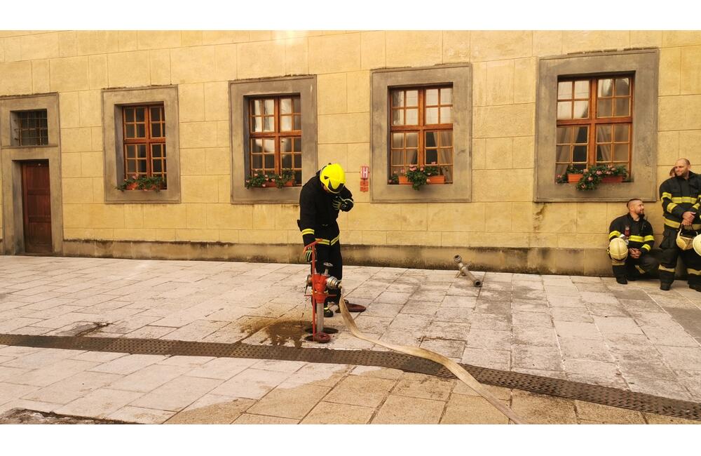 FOTO: Poplach na zámku. Jednu z najromantickejších pamiatok na Slovensku obsadili desiatky hasičov, foto 1