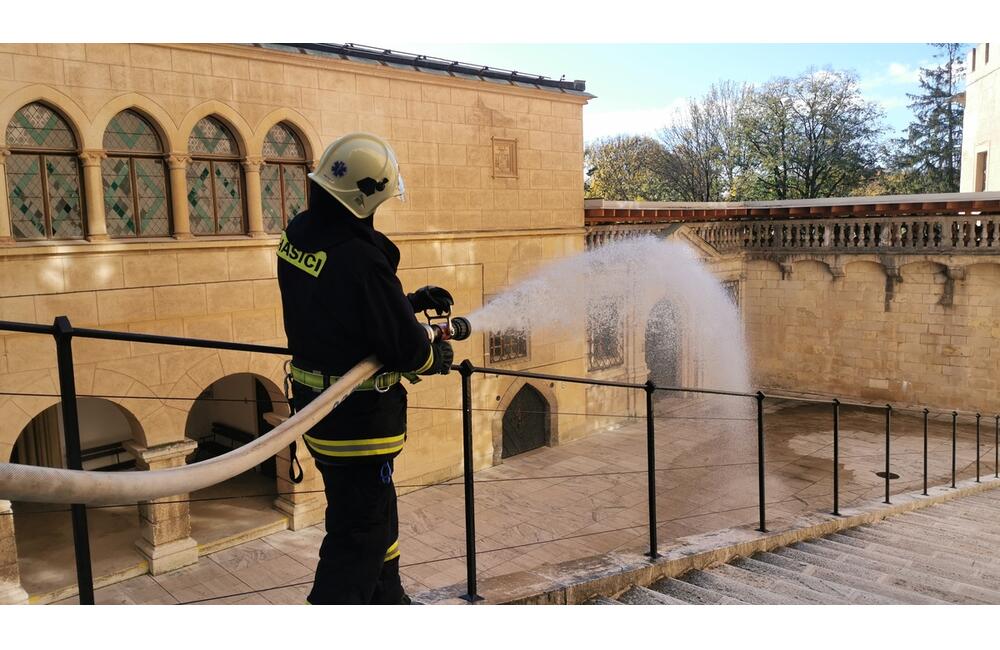 FOTO: Poplach na zámku. Jednu z najromantickejších pamiatok na Slovensku obsadili desiatky hasičov, foto 2