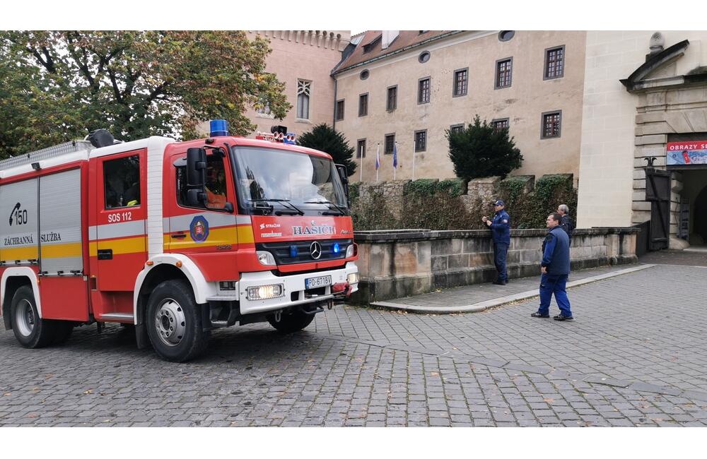 FOTO: Poplach na zámku. Jednu z najromantickejších pamiatok na Slovensku obsadili desiatky hasičov, foto 3