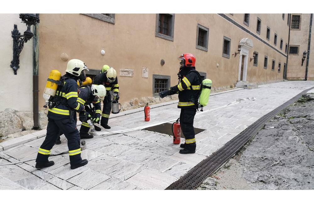 FOTO: Poplach na zámku. Jednu z najromantickejších pamiatok na Slovensku obsadili desiatky hasičov, foto 4