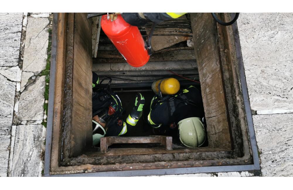 FOTO: Poplach na zámku. Jednu z najromantickejších pamiatok na Slovensku obsadili desiatky hasičov, foto 5