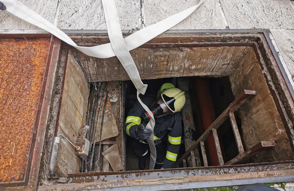 FOTO: Poplach na zámku. Jednu z najromantickejších pamiatok na Slovensku obsadili desiatky hasičov, foto 6
