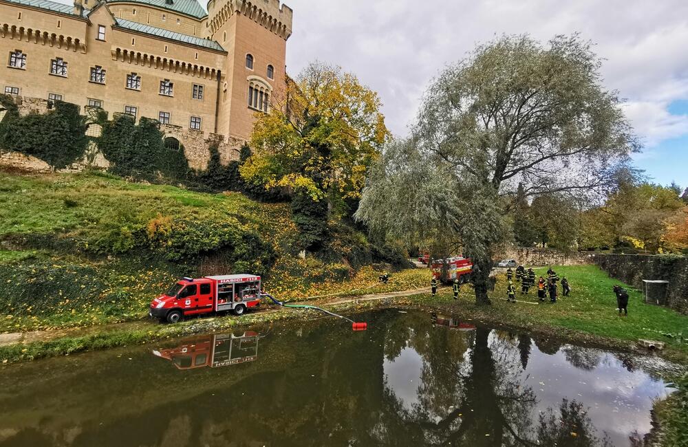 FOTO: Poplach na zámku. Jednu z najromantickejších pamiatok na Slovensku obsadili desiatky hasičov, foto 7