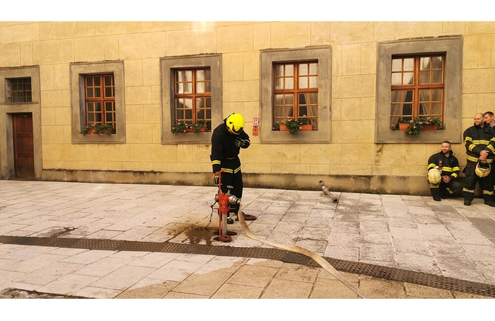 FOTO: Poplach na zámku. Jednu z najromantickejších pamiatok na Slovensku obsadili desiatky hasičov, foto 8