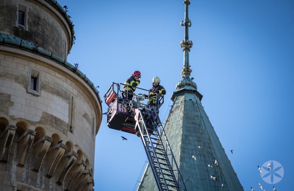 FOTO: Poplach na zámku. Jednu z najromantickejších pamiatok na Slovensku obsadili desiatky hasičov, foto 9