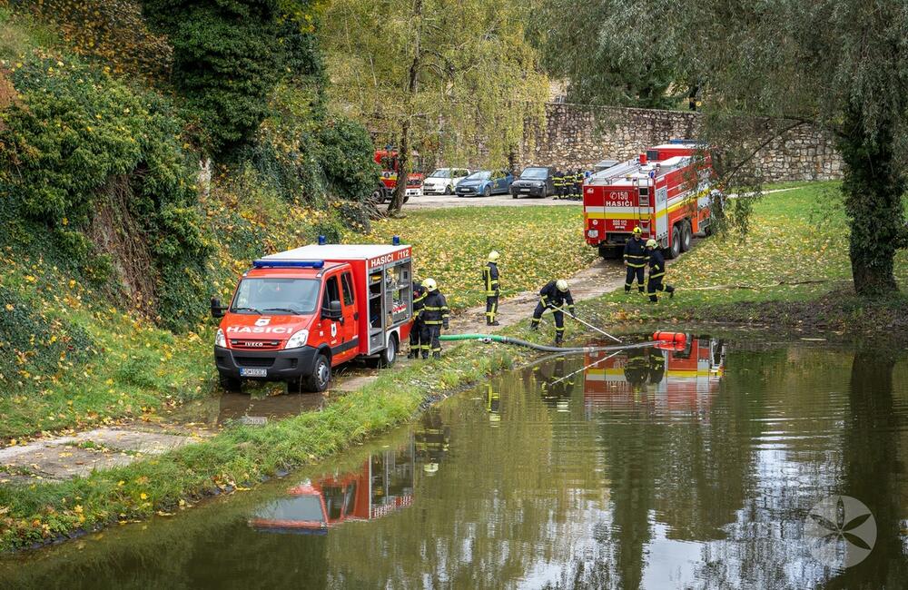 FOTO: Poplach na zámku. Jednu z najromantickejších pamiatok na Slovensku obsadili desiatky hasičov, foto 10
