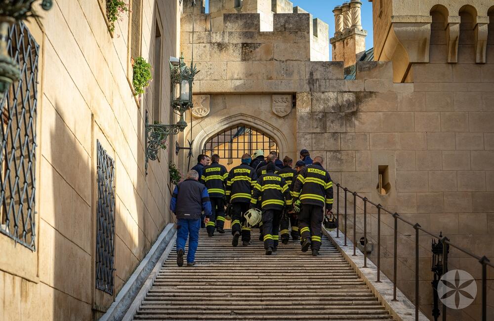 FOTO: Poplach na zámku. Jednu z najromantickejších pamiatok na Slovensku obsadili desiatky hasičov, foto 11