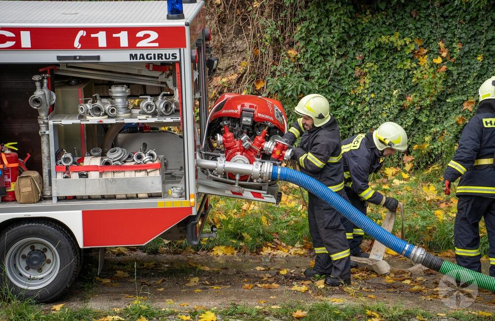 FOTO: Poplach na zámku. Jednu z najromantickejších pamiatok na Slovensku obsadili desiatky hasičov, foto 13