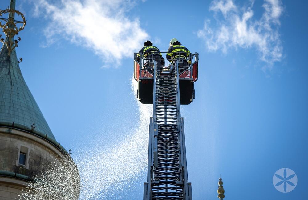 FOTO: Poplach na zámku. Jednu z najromantickejších pamiatok na Slovensku obsadili desiatky hasičov, foto 14