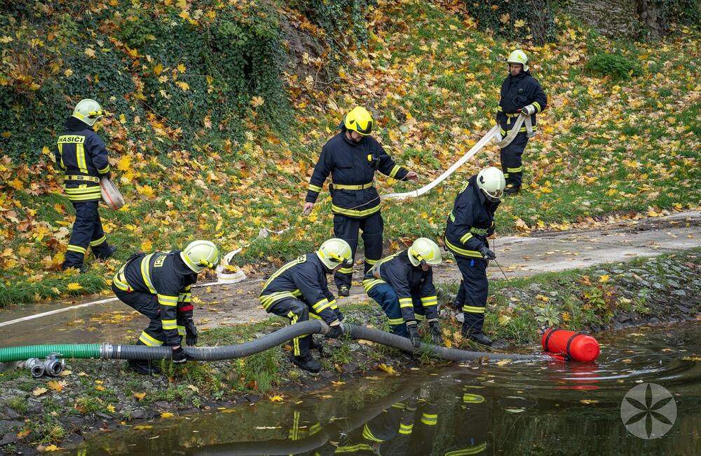 FOTO: Poplach na zámku. Jednu z najromantickejších pamiatok na Slovensku obsadili desiatky hasičov, foto 15