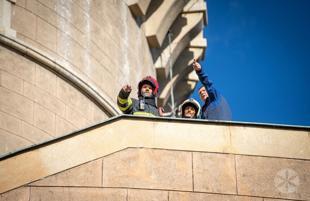 FOTO: Poplach na zámku. Jednu z najromantickejších pamiatok na Slovensku obsadili desiatky hasičov, foto 18