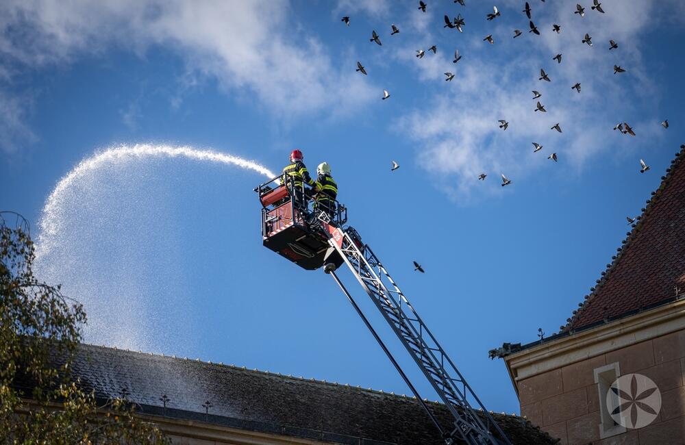 FOTO: Poplach na zámku. Jednu z najromantickejších pamiatok na Slovensku obsadili desiatky hasičov, foto 19
