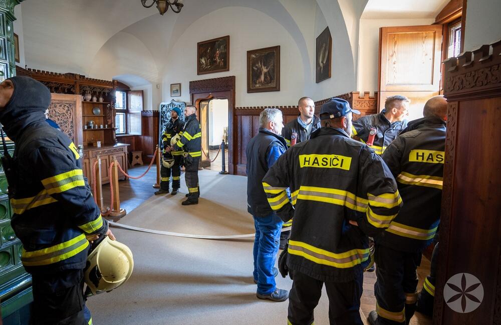 FOTO: Poplach na zámku. Jednu z najromantickejších pamiatok na Slovensku obsadili desiatky hasičov, foto 20
