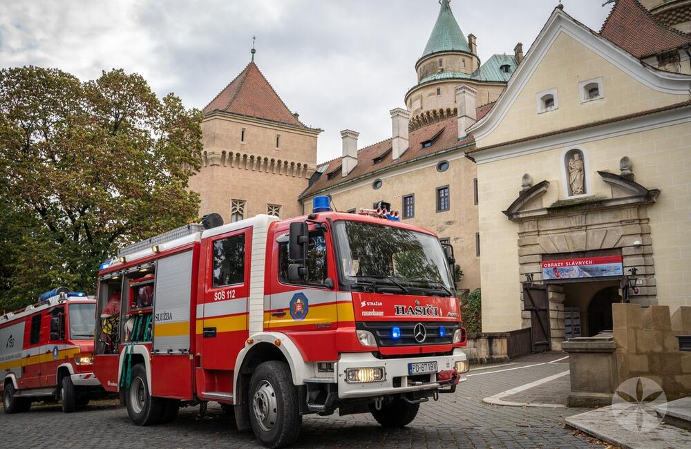 FOTO: Poplach na zámku. Jednu z najromantickejších pamiatok na Slovensku obsadili desiatky hasičov, foto 21