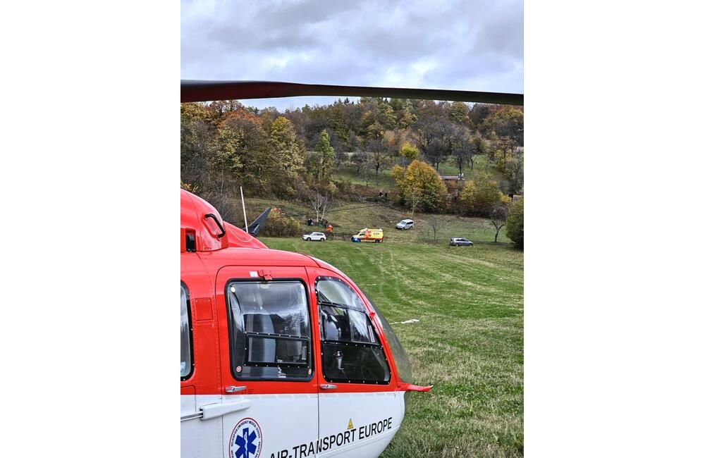 FOTO: Leteckí záchranári z Trenčína ratovali v ťažko dostupnom teréne zavaleného muža, foto 1