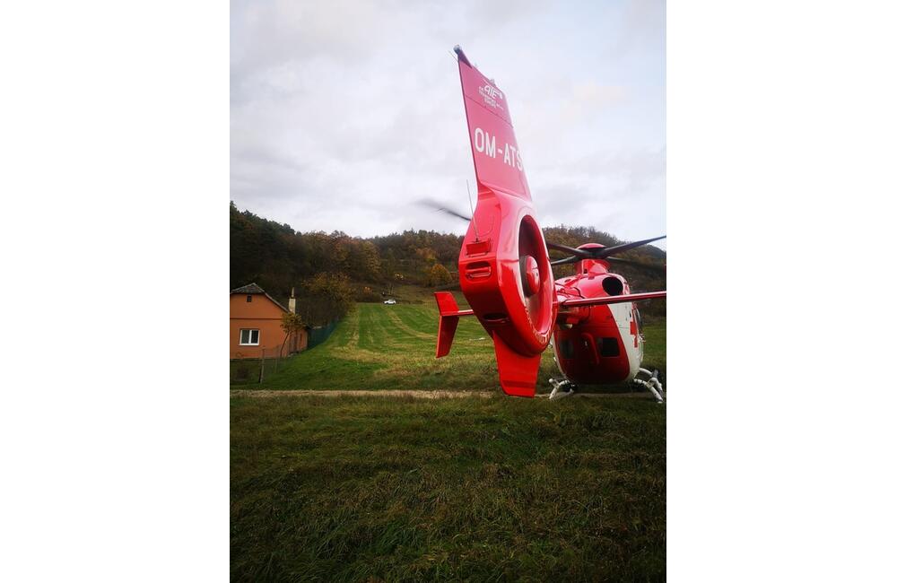 FOTO: Leteckí záchranári z Trenčína ratovali v ťažko dostupnom teréne zavaleného muža, foto 2