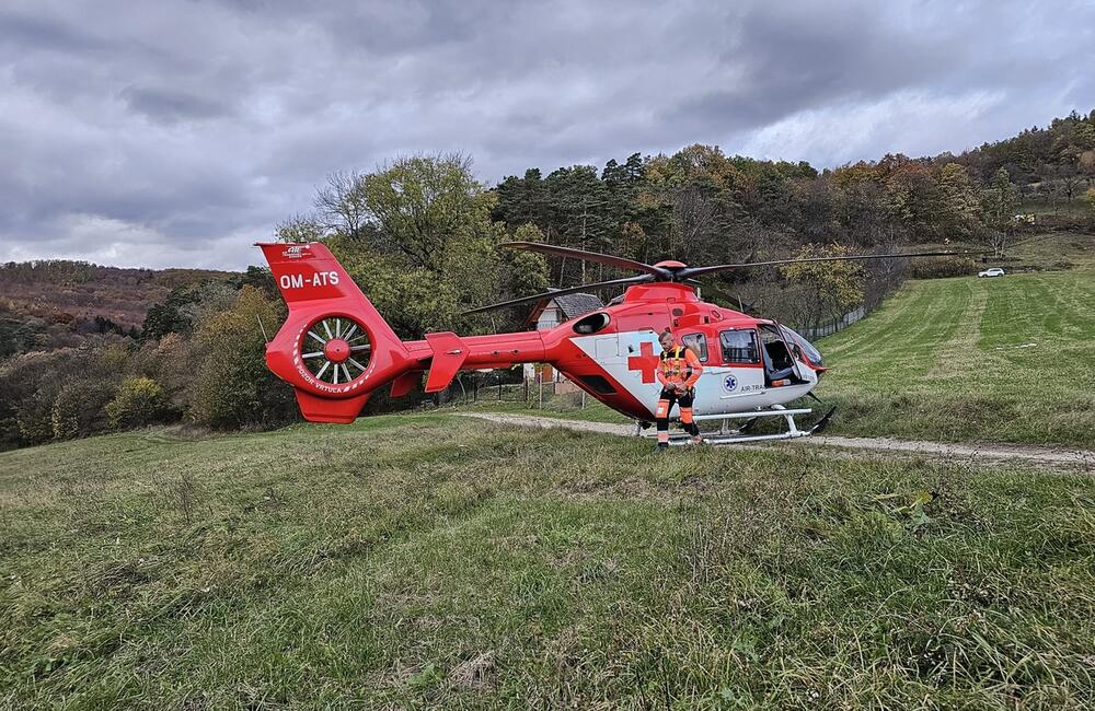 FOTO: Leteckí záchranári z Trenčína ratovali v ťažko dostupnom teréne zavaleného muža, foto 4