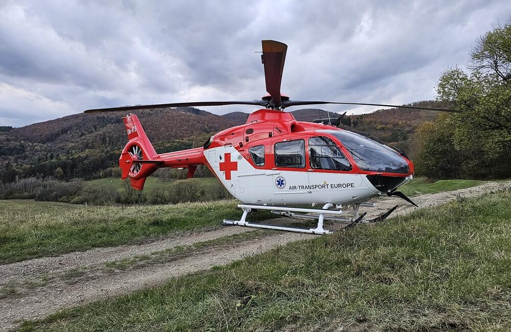 FOTO: Leteckí záchranári z Trenčína ratovali v ťažko dostupnom teréne zavaleného muža, foto 5