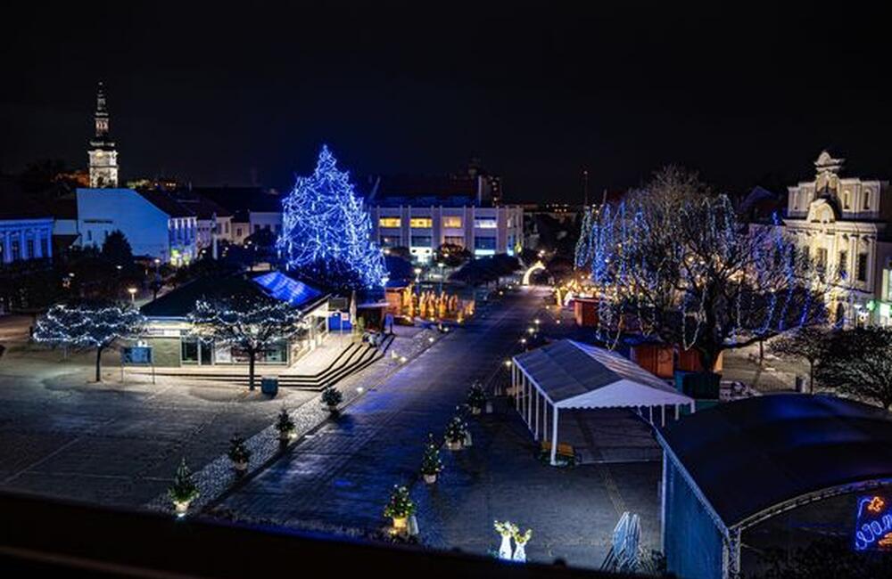 FOTO: Nové Mesto nad Váhom príde o svoj tradičný vianočný strom na námestí, foto 7