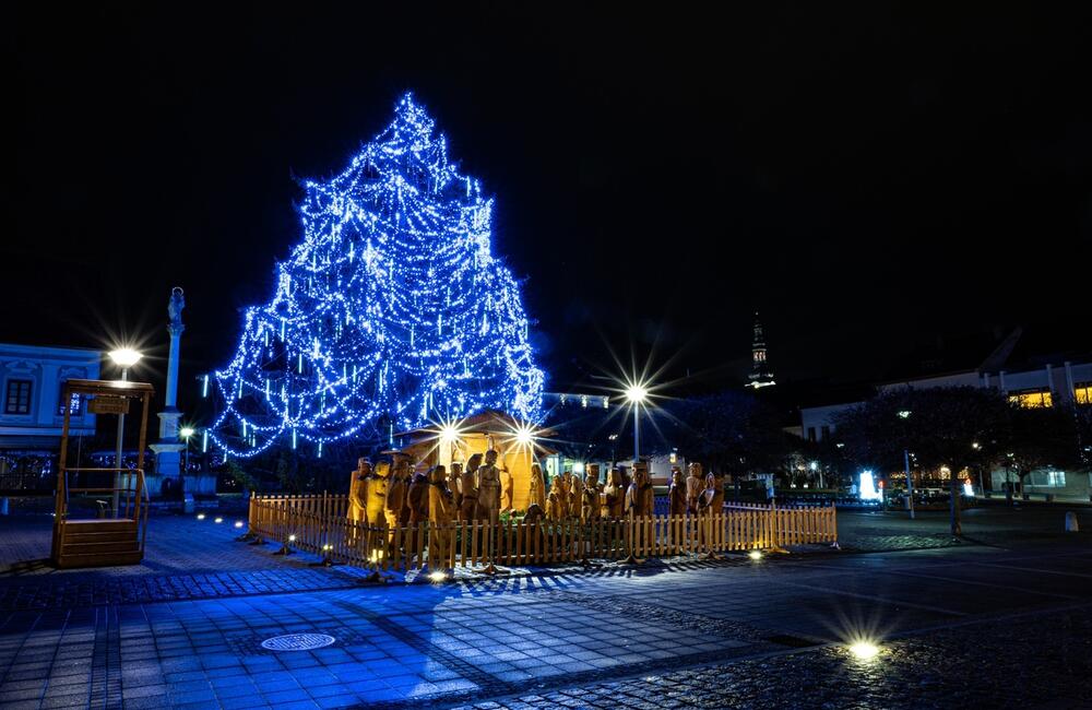 FOTO: Nové Mesto nad Váhom príde o svoj tradičný vianočný strom na námestí, foto 8