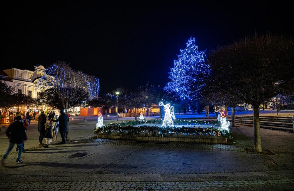 FOTO: Nové Mesto nad Váhom príde o svoj tradičný vianočný strom na námestí, foto 9