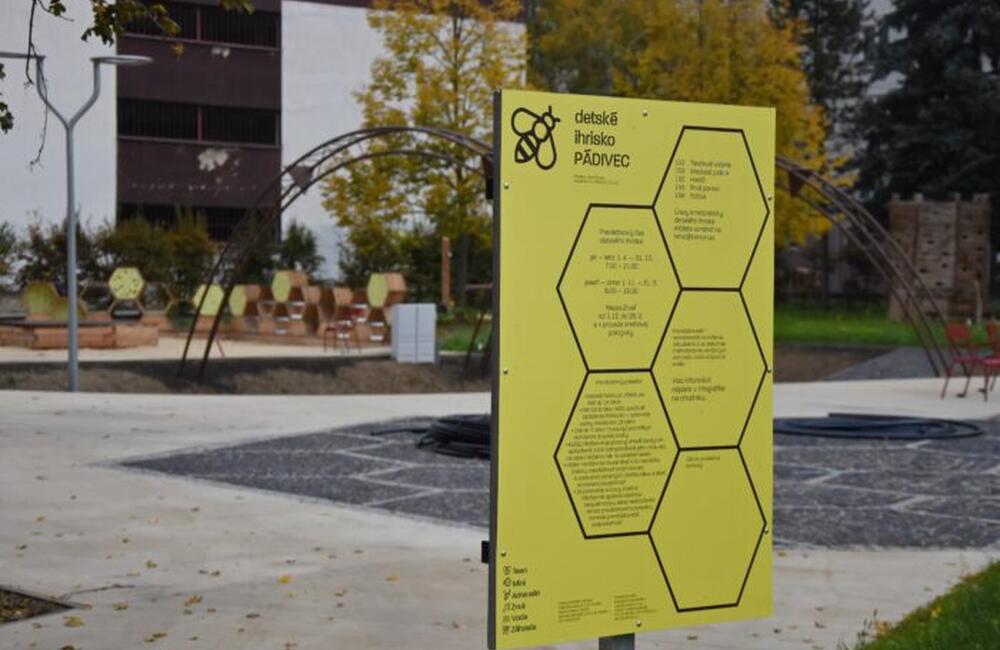 FOTO: Práce na detskom ihrisku v Trenčíne postupne dokončujú, foto 1