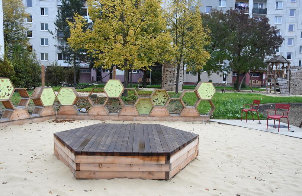 FOTO: Práce na detskom ihrisku v Trenčíne postupne dokončujú, foto 4