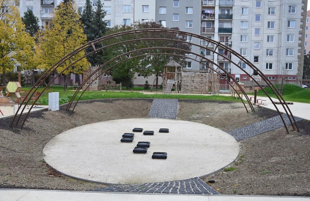 FOTO: Práce na detskom ihrisku v Trenčíne postupne dokončujú, foto 2