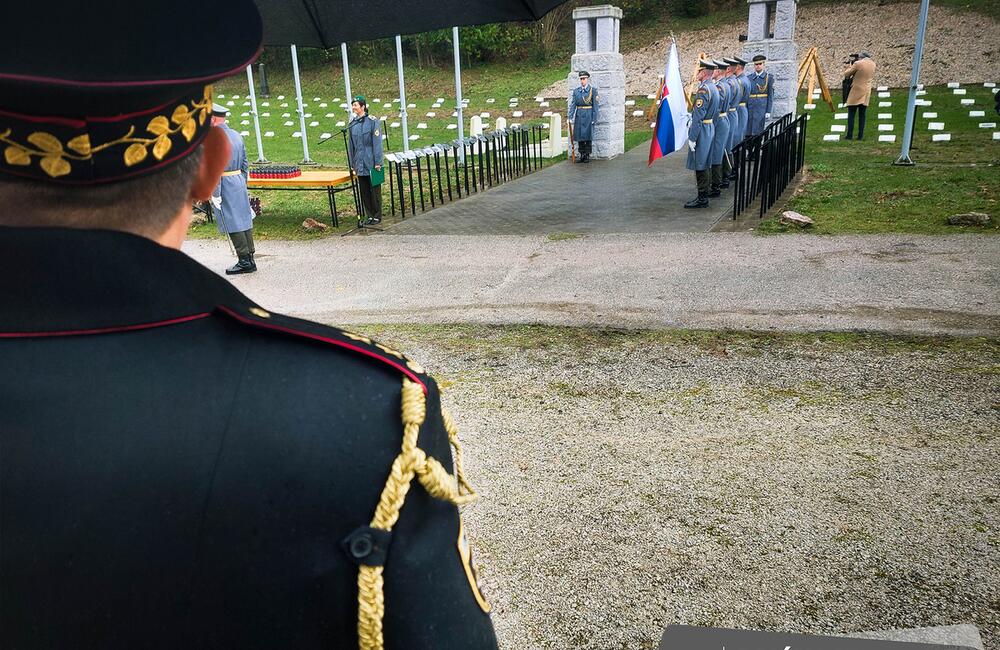 FOTO: Pietny akt kladenia vencov na vojenskom cintoríne v Trenčíne, foto 3