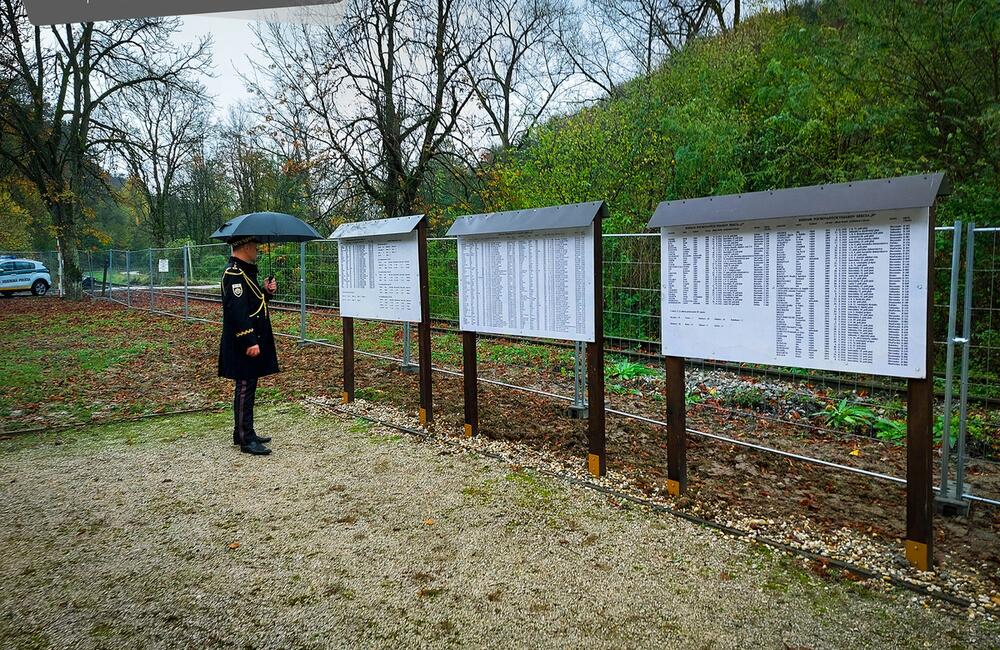FOTO: Pietny akt kladenia vencov na vojenskom cintoríne v Trenčíne, foto 4
