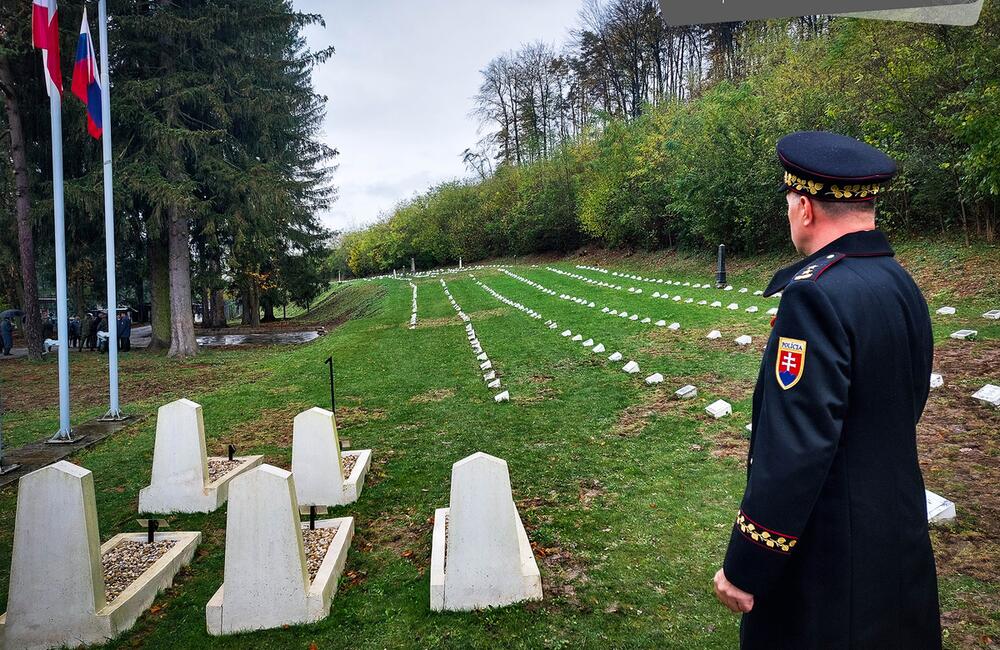 FOTO: Pietny akt kladenia vencov na vojenskom cintoríne v Trenčíne, foto 1
