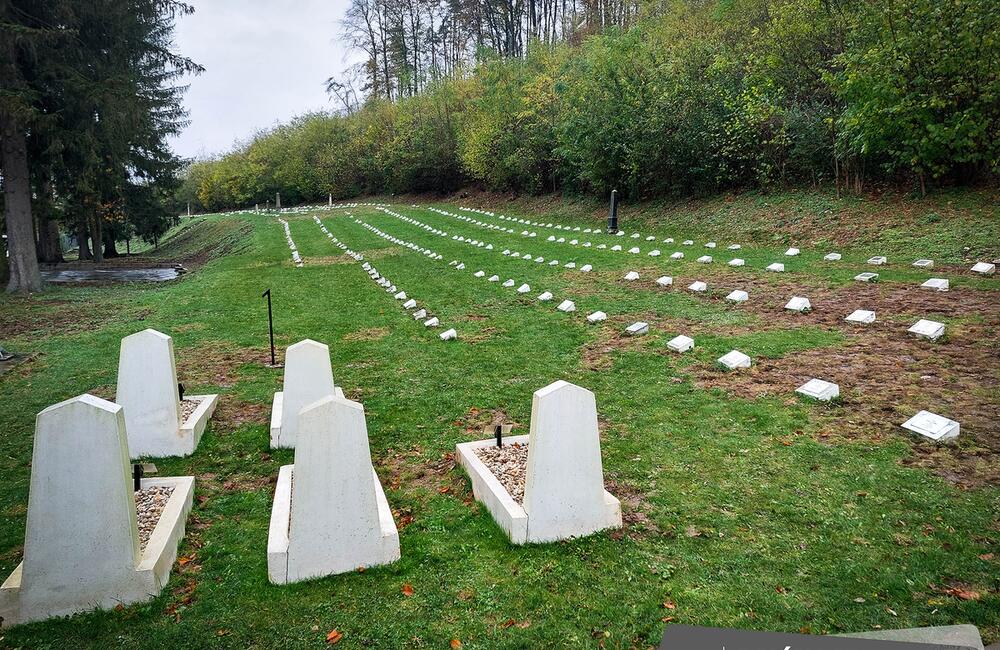 FOTO: Pietny akt kladenia vencov na vojenskom cintoríne v Trenčíne, foto 5