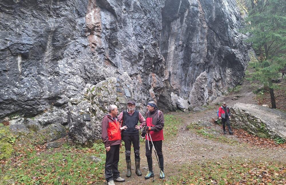 FOTO: Desiatky turistov z Považia sa lúčilo so sezónou. Symbolicky zamkli vyhľadávanú tiesňavu, foto 1